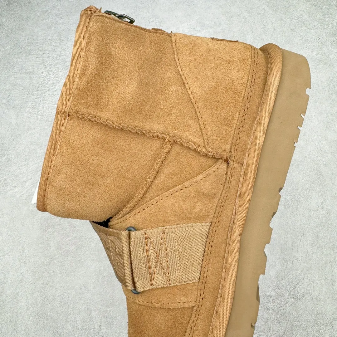 Pick up locally 💰640 UGG 5013 snap-on men's autumn and winter sheepskin and fur integrated snow boots. All shoes are made from the same factory as ZP. Longfeng A-grade Australian imported sheepskin and fur integrated men's boots. Brand OEM production line. Fully follow the ZP process. Original pattern maker of the OEM. Adhering to the principle of no original shoes and no development selection. Pay attention to every detail. The most authentic version on the market TREADLITE "Light Wing" technology outsole Lightweight/durable/flexible/pile size: 40 41 42 43 44 Coding: by3936050